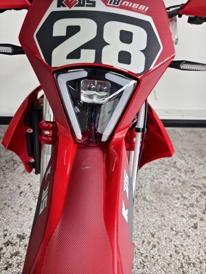 KEWS k28 Edisi-R Sepeda Motor Enduro 4 Tak dengan Mesin 4-Tak Berpendingin Cairan, Jarak Bebas ke Tanah 300mm, dan Cakram Ganda Berdiameter Besar